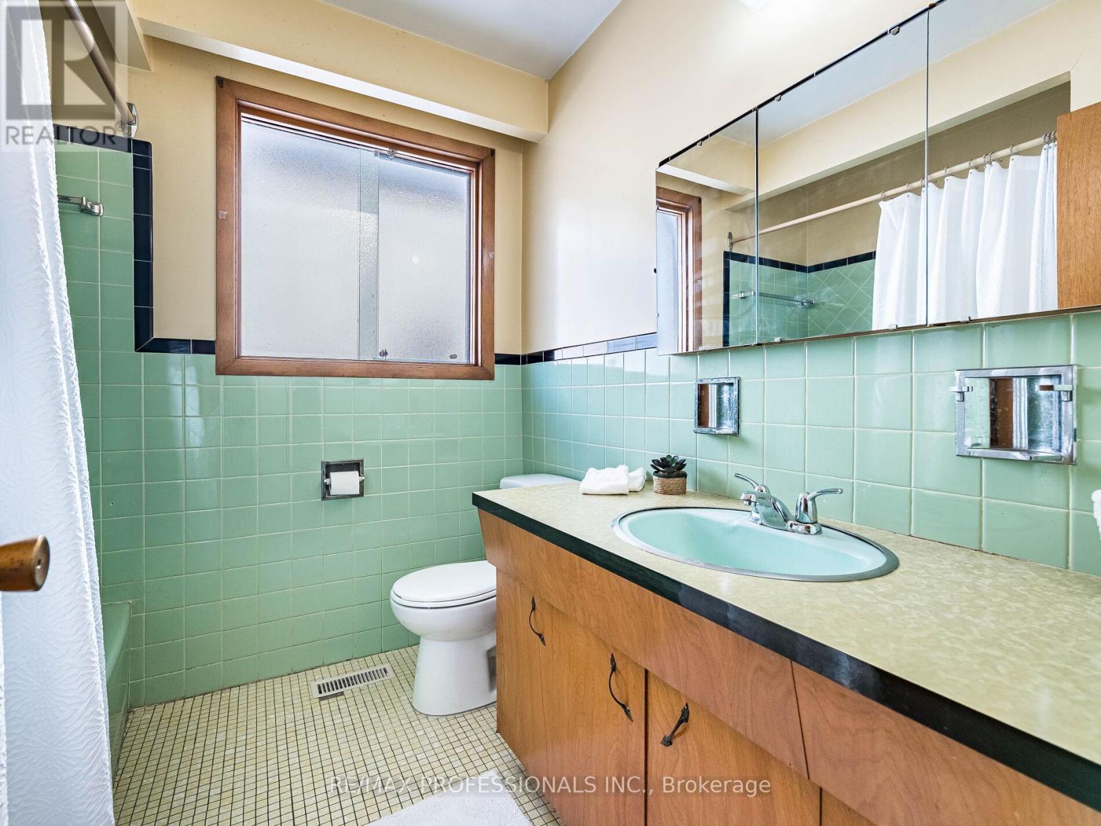 48 Haliburton Avenue, Toronto, Ontario  M9B 4Y4 - Photo 27 - W12798682