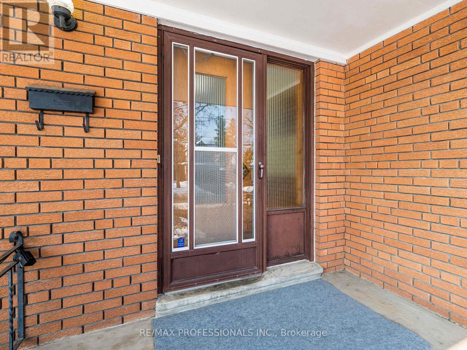 48 Haliburton Avenue, Toronto, Ontario  M9B 4Y4 - Photo 6 - W12798682