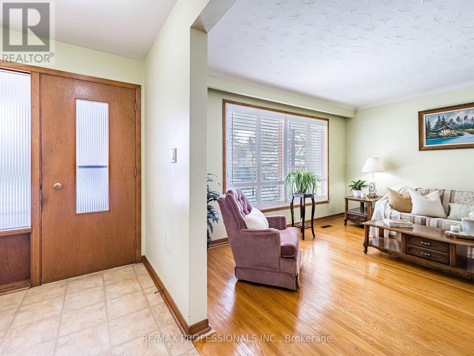 48 Haliburton Avenue, Toronto, Ontario  M9B 4Y4 - Photo 7 - W12798682