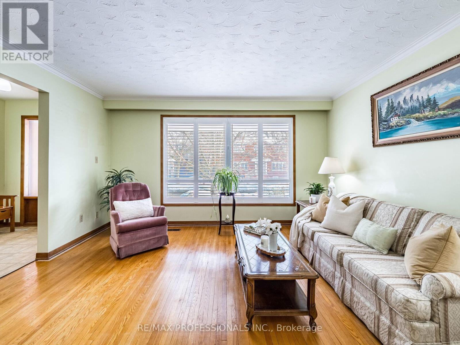 48 Haliburton Avenue, Toronto, Ontario  M9B 4Y4 - Photo 9 - W12798682