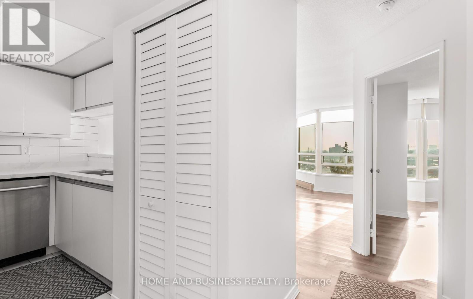 706 - 75 King Street E, Mississauga, Ontario  L5A 4G5 - Photo 5 - W12798756