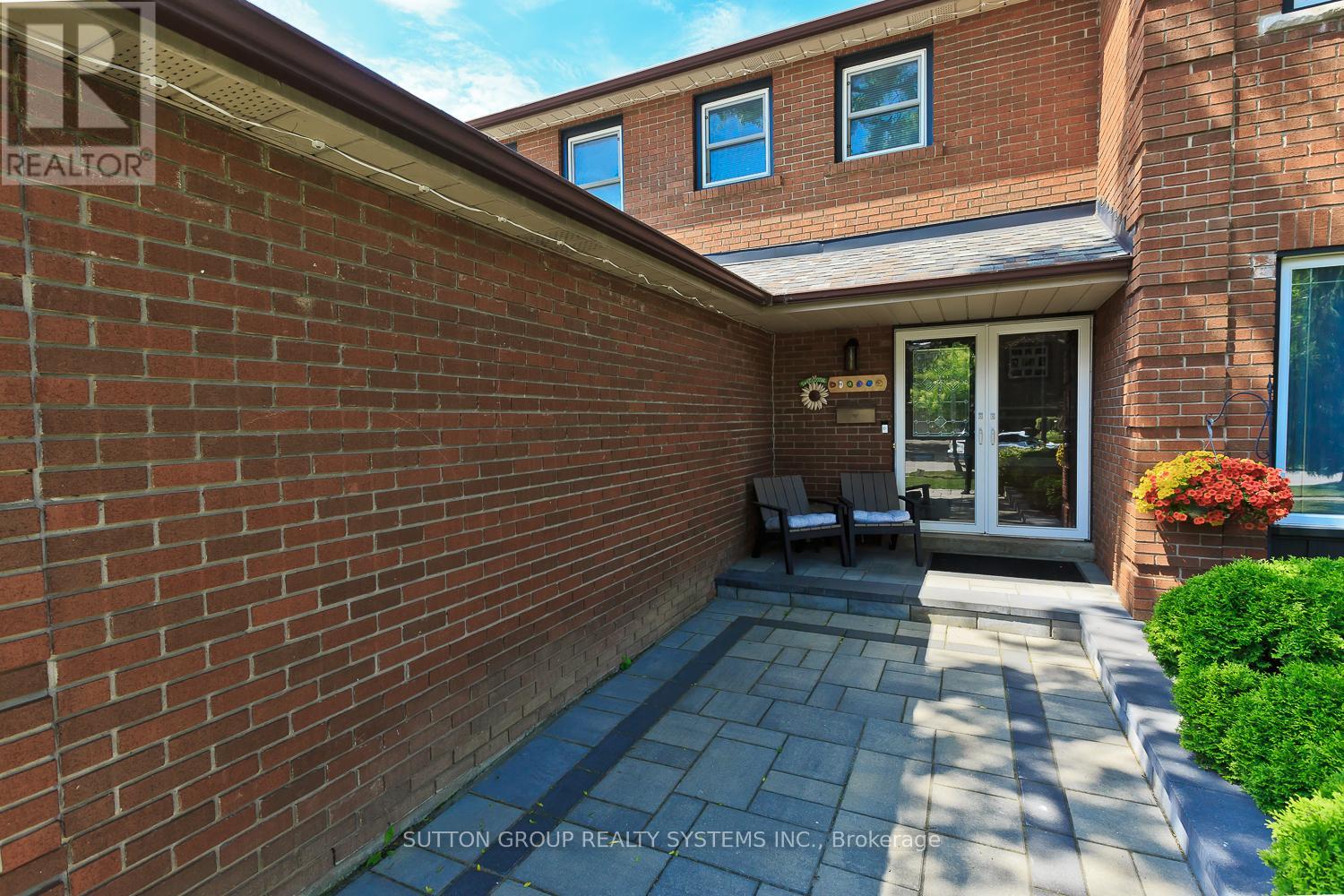 6686 Barrisdale Drive, Mississauga, Ontario  L5N 2H3 - Photo 5 - W12798804