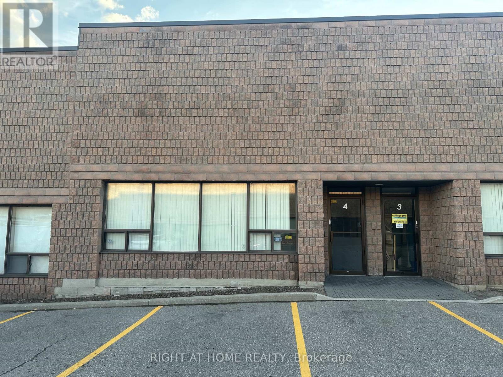 4 - 1228 Gorham Street, Newmarket, Ontario  L3Y 8Z1 - Photo 2 - N12798814