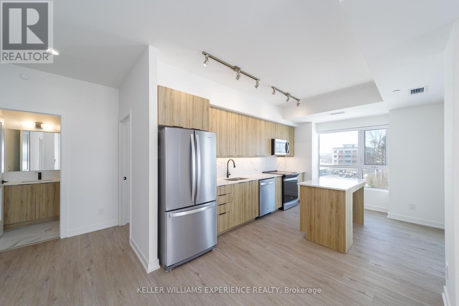 305 - 56 Lakeside Terrace, Barrie (Little Lake), Ontario  L4M 0L4 - Photo 4 - S12798870