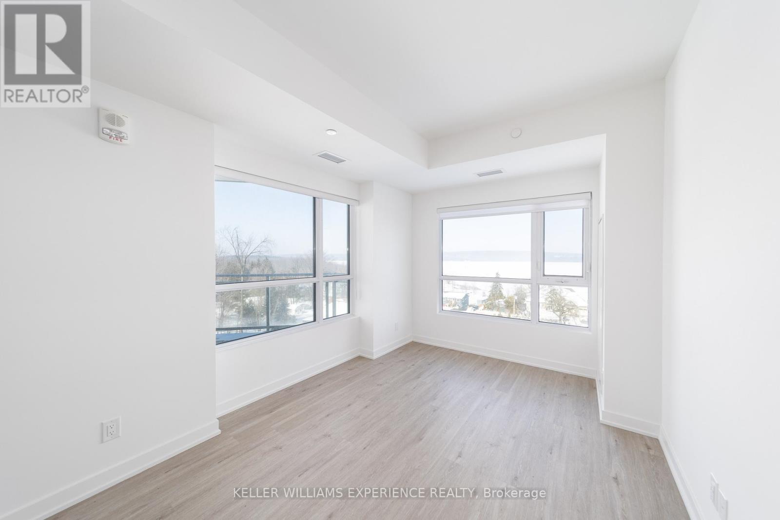 305 - 56 Lakeside Terrace, Barrie (Little Lake), Ontario  L4M 0L4 - Photo 7 - S12798870