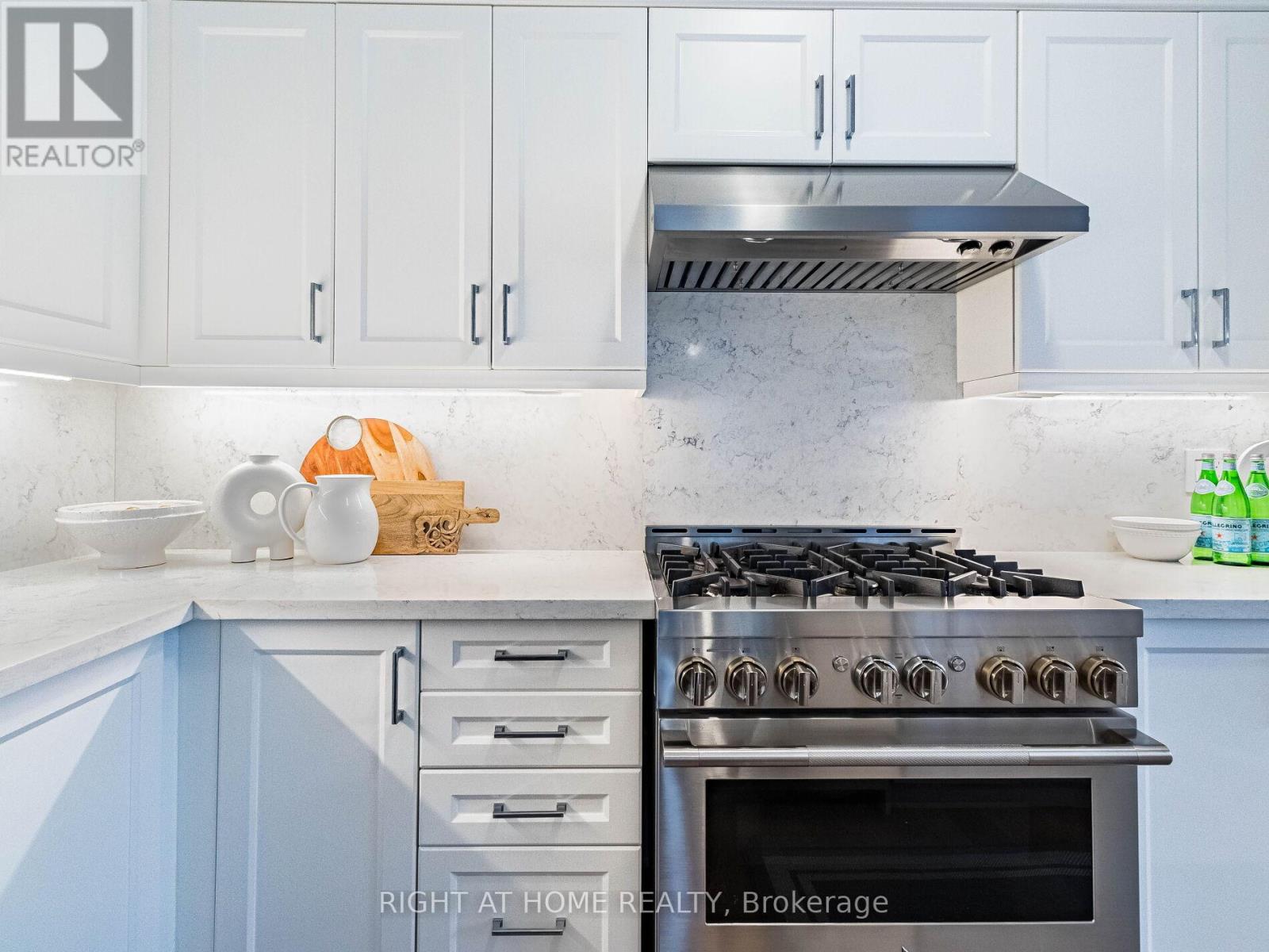 95 Viva Gardens, Oakville, Ontario  L6H 0Z2 - Photo 11 - W12798940