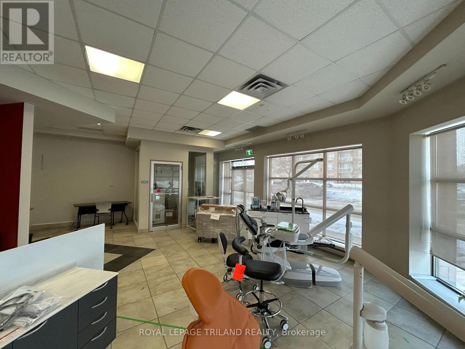 53-61 - 41 Adelaide Street N, London East, Ontario  N6B 3P4 - Photo 3 - X12799100