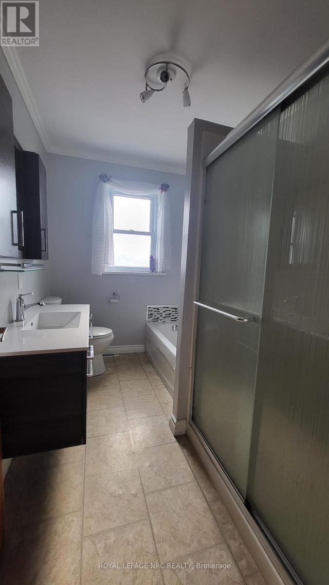 Main Floor - 240 Wallace Avenue S, Welland, Ontario  L3B 1R6 - Photo 10 - X12799104