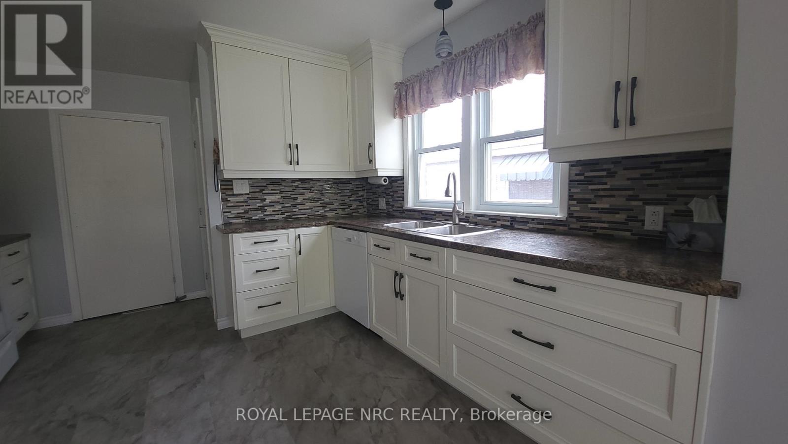 Main Floor - 240 Wallace Avenue S, Welland, Ontario  L3B 1R6 - Photo 3 - X12799104