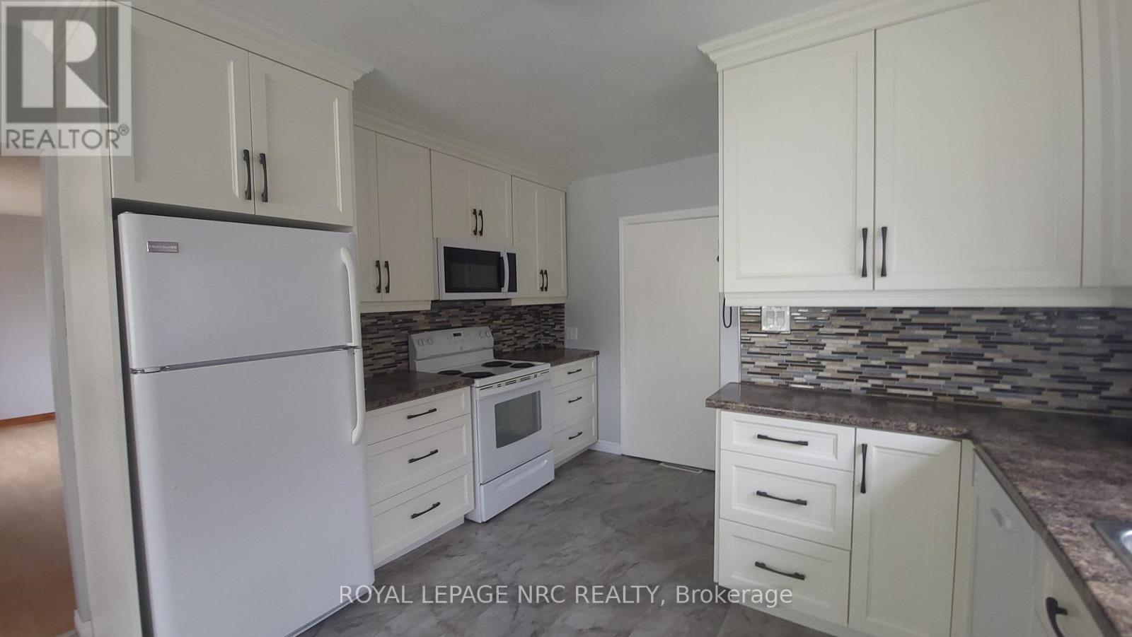 Main Floor - 240 Wallace Avenue S, Welland, Ontario  L3B 1R6 - Photo 4 - X12799104