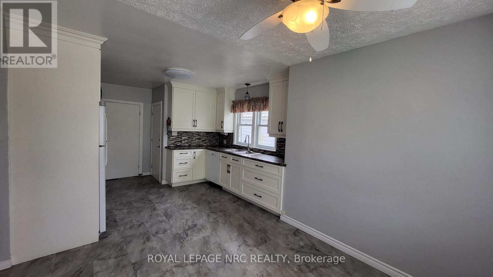 Main Floor - 240 Wallace Avenue S, Welland, Ontario  L3B 1R6 - Photo 6 - X12799104