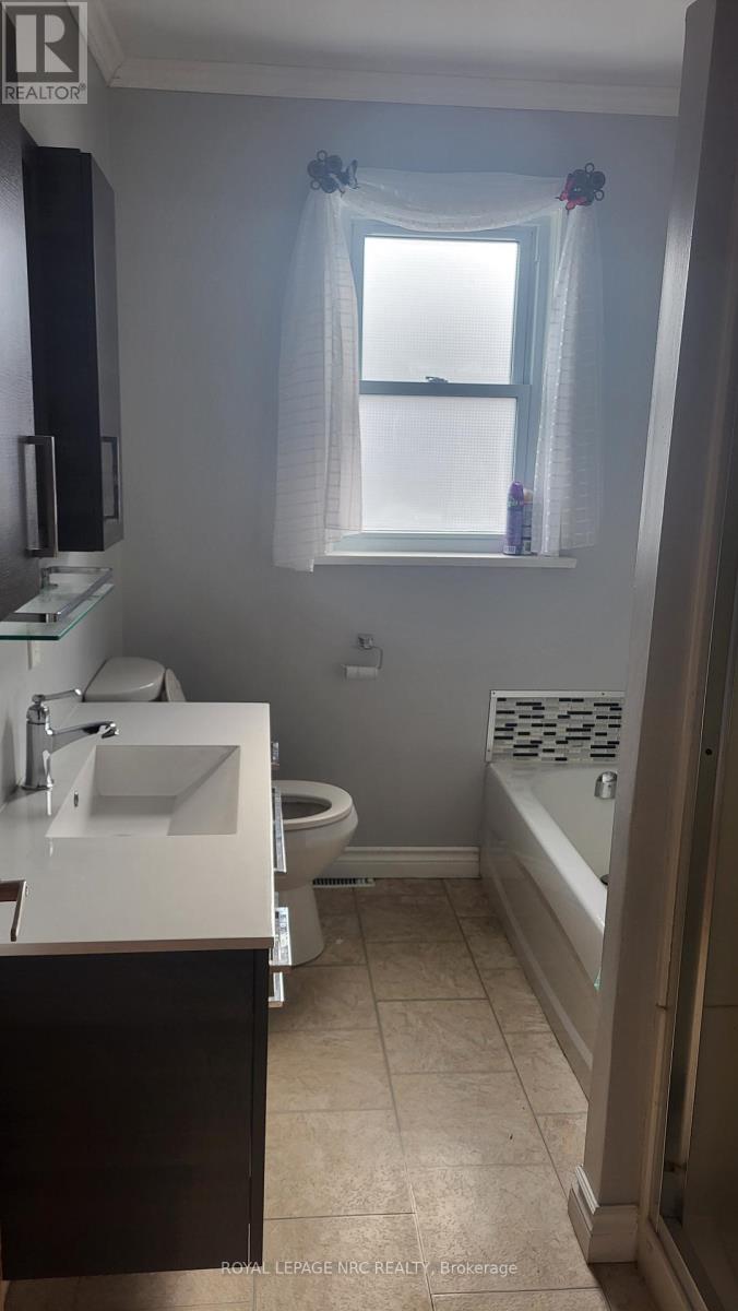 Main Floor - 240 Wallace Avenue S, Welland, Ontario  L3B 1R6 - Photo 7 - X12799104