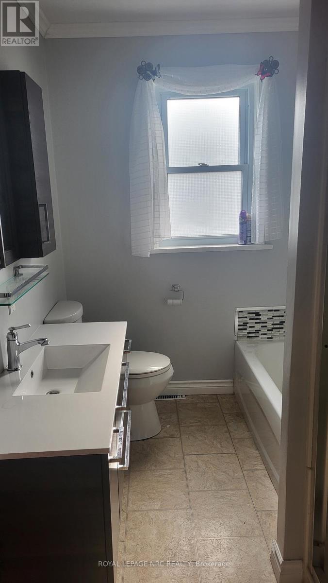 Main Floor - 240 Wallace Avenue S, Welland, Ontario  L3B 1R6 - Photo 8 - X12799104