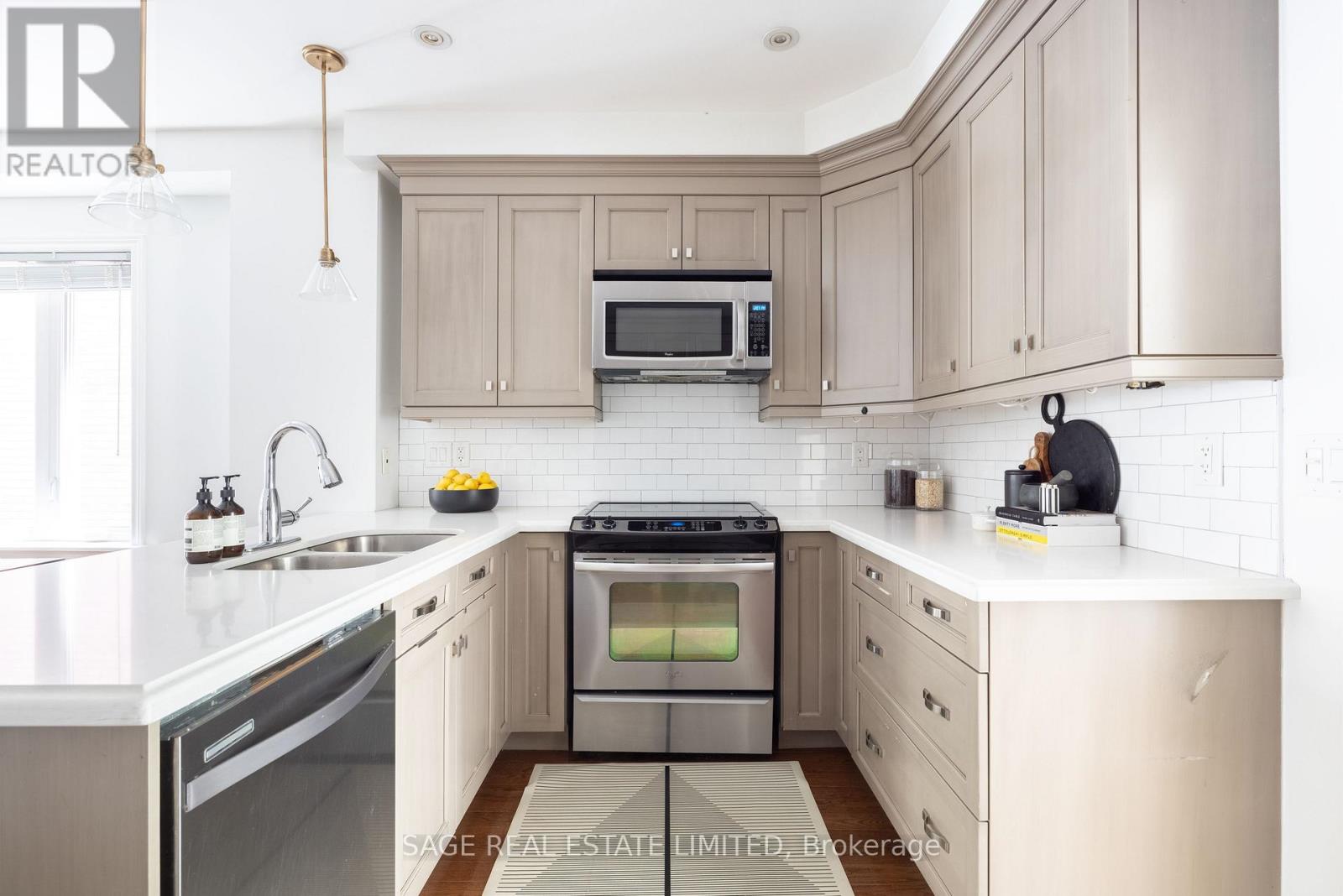 318 Indian Grove, Toronto, Ontario  M6P 2H5 - Photo 8 - W12797894