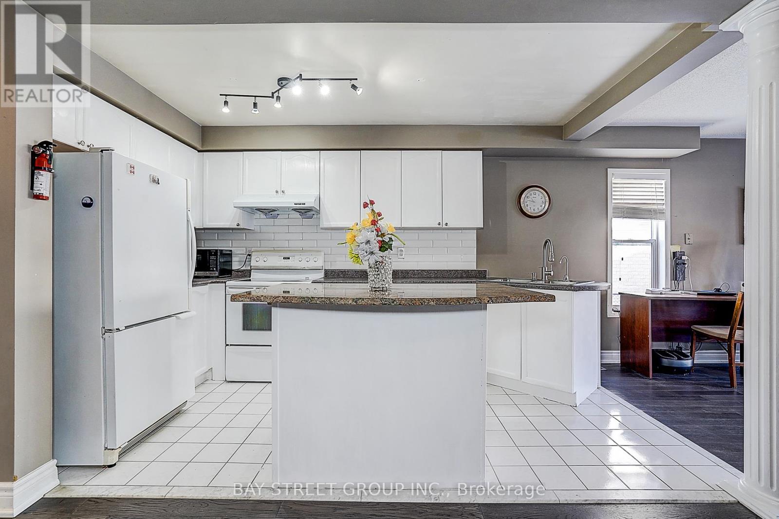 68 Woodroof Crescent, Aurora, Ontario  L4G 7H4 - Photo 10 - N12799112