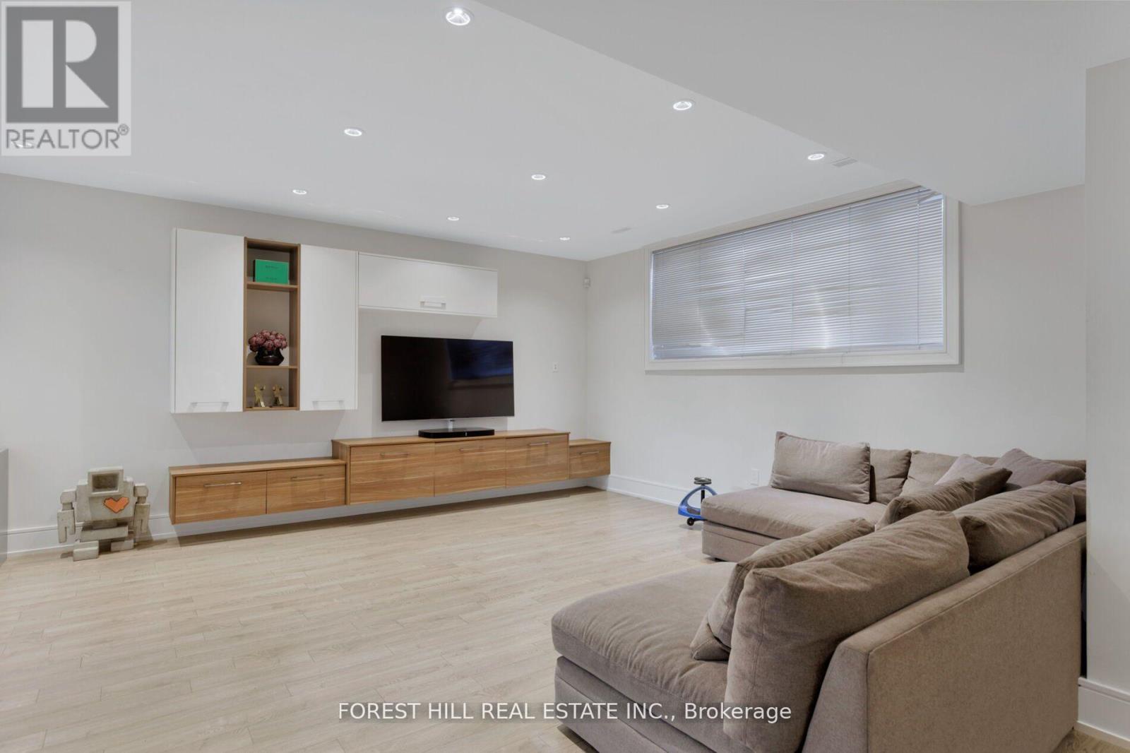 8 NORA ROAD Toronto (Islington-City Centre West), ON M9A 1C9