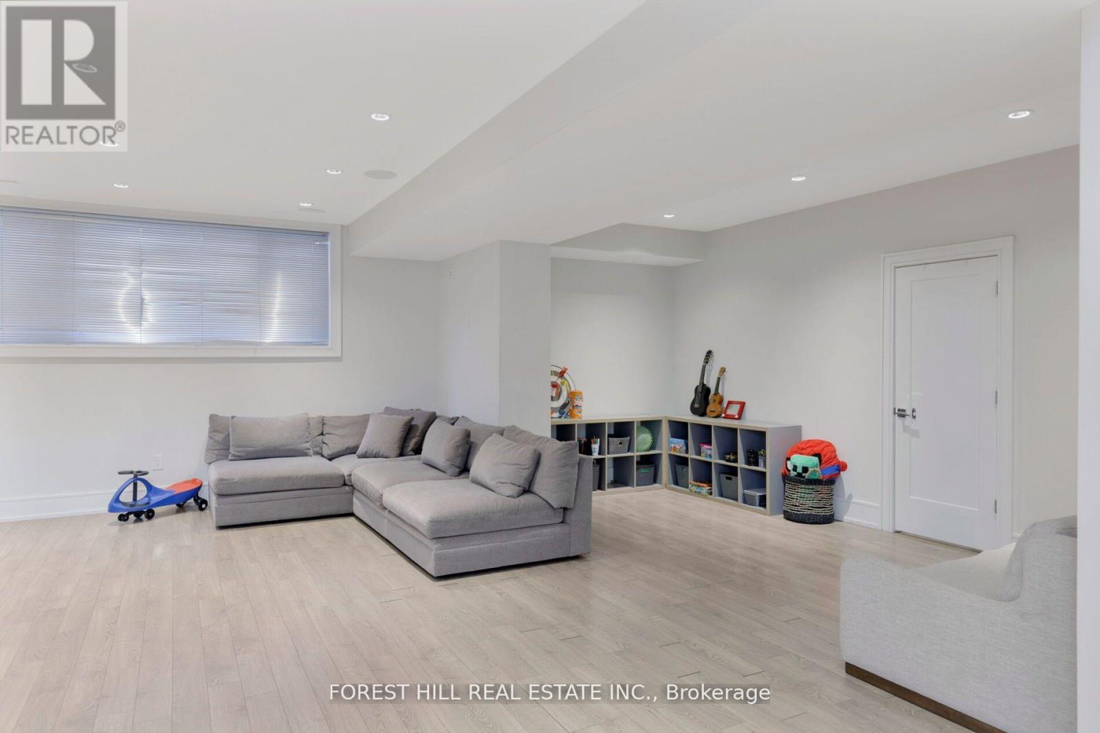 8 NORA ROAD Toronto (Islington-City Centre West), ON M9A 1C9