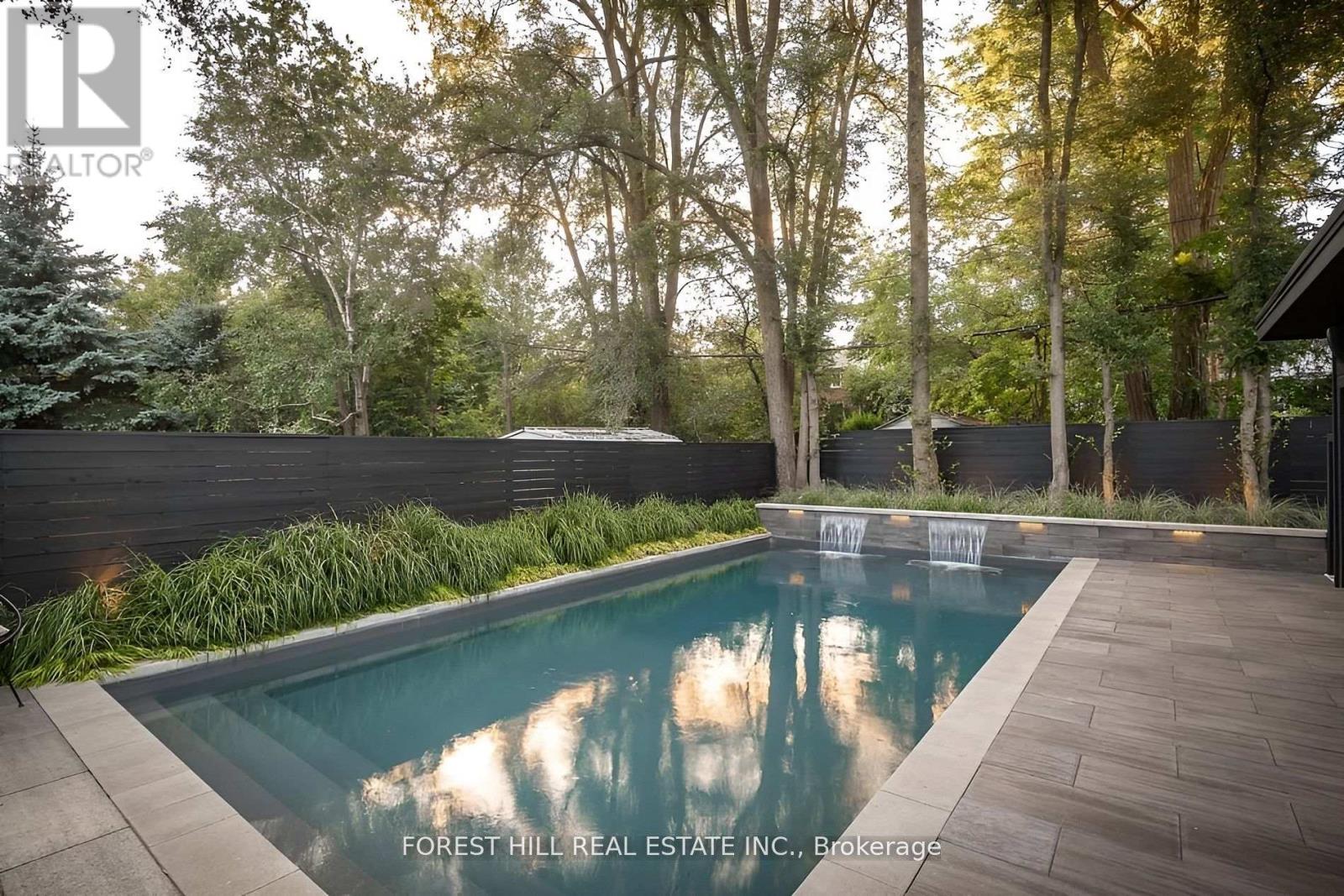 8 NORA ROAD Toronto (Islington-City Centre West), ON M9A 1C9