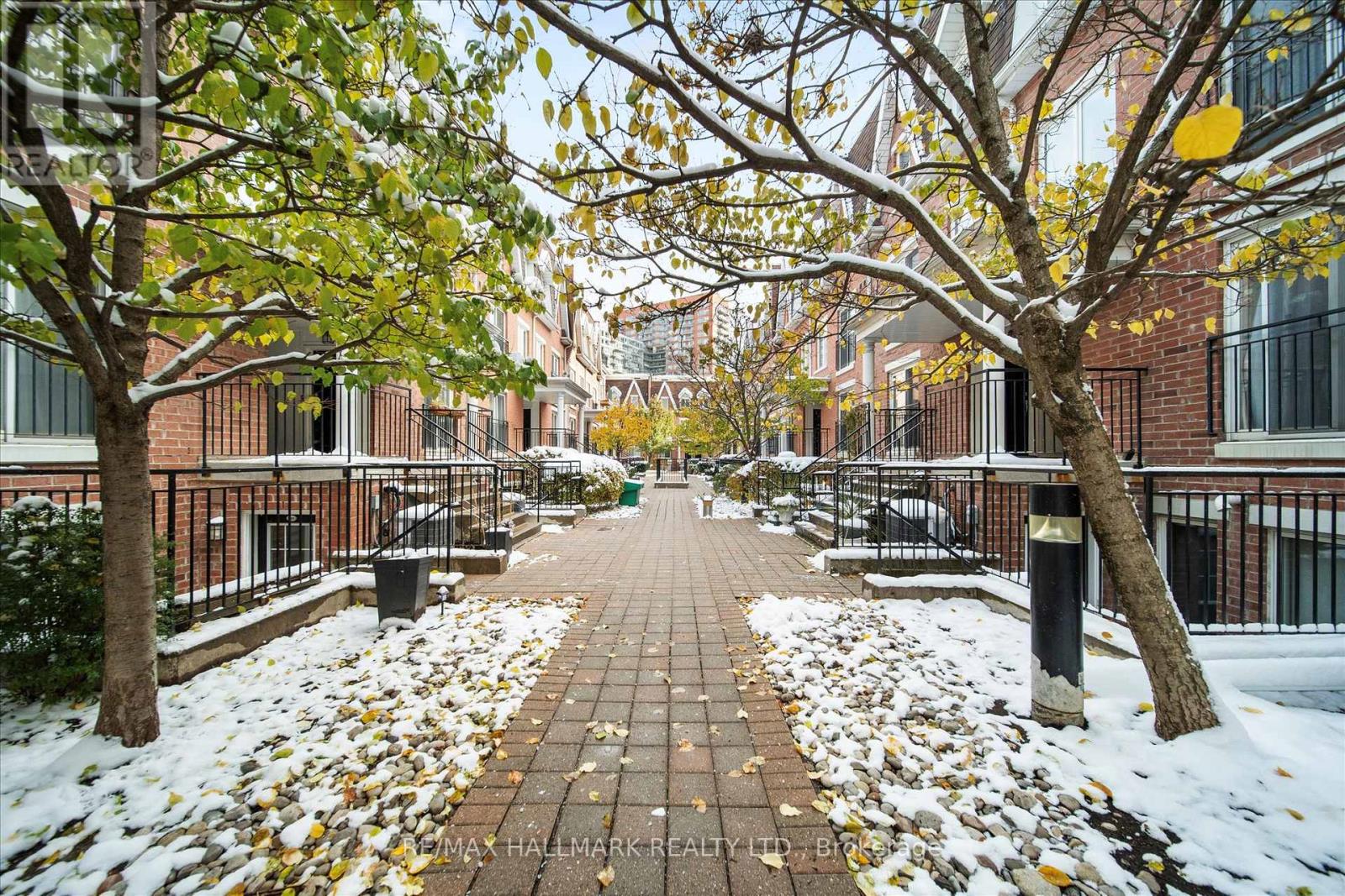 734 - 10 Laidlaw Street, Toronto, Ontario  M6K 1X2 - Photo 3 - W12799042