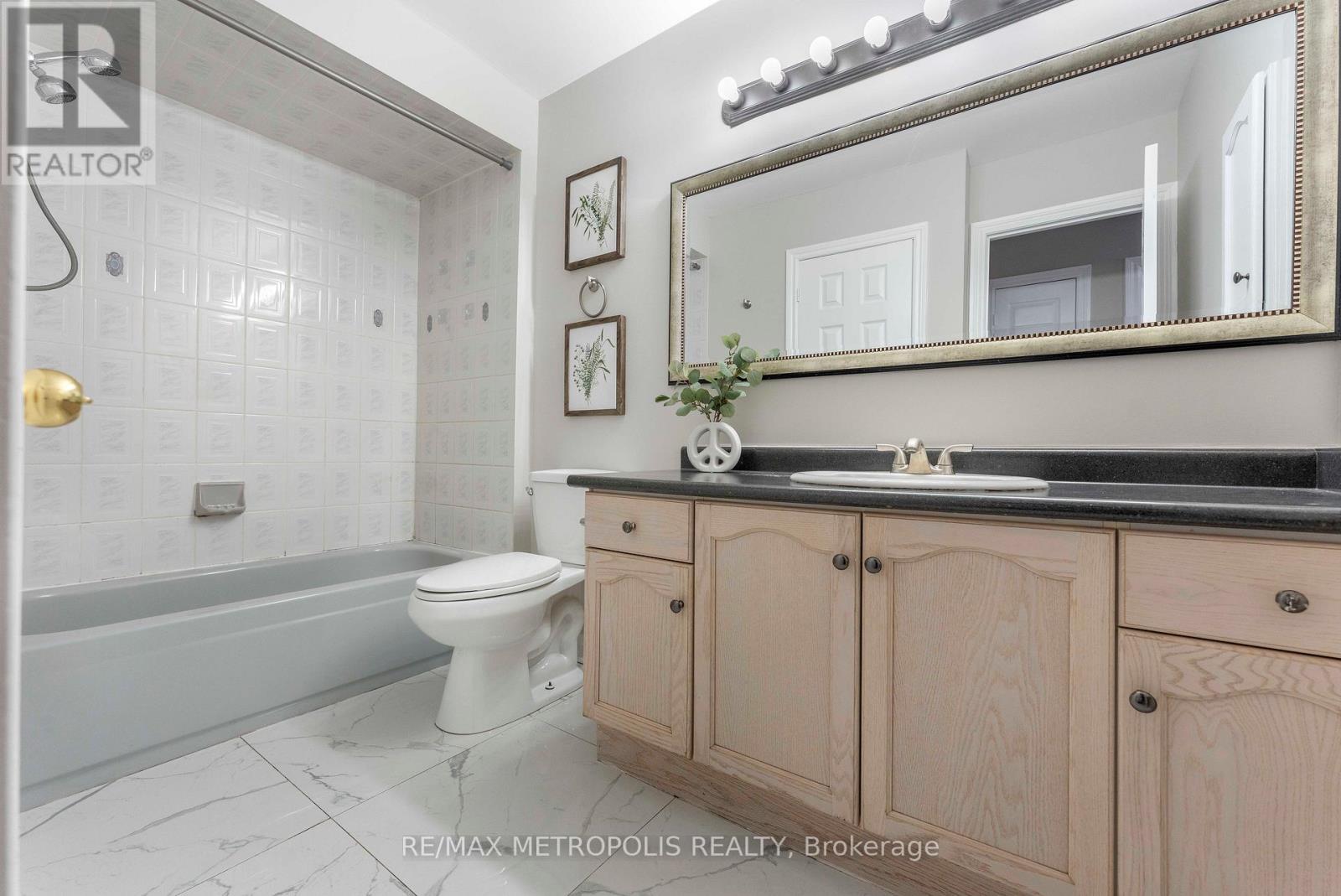 16 Twin Pines Crescent, Brampton, Ontario  L7A 1M6 - Photo 32 - W12799096