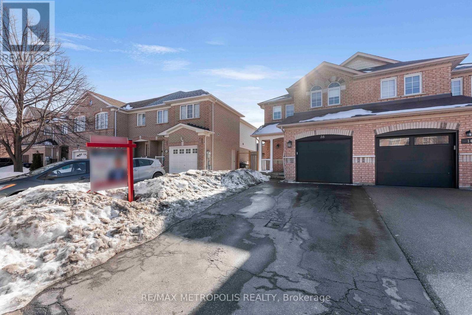 16 Twin Pines Crescent, Brampton, Ontario  L7A 1M6 - Photo 4 - W12799096