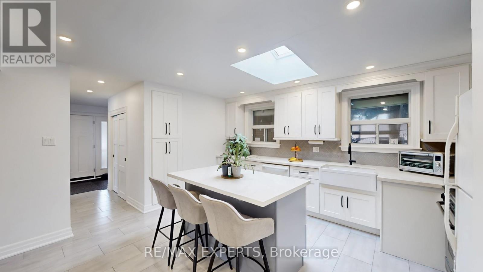 327 Jeffcoat Drive, Toronto, Ontario  M9W 3E4 - Photo 10 - W12799116