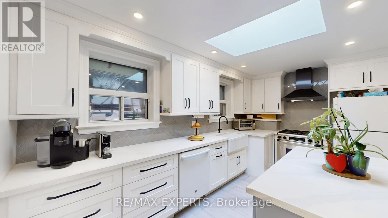 327 Jeffcoat Drive, Toronto, Ontario  M9W 3E4 - Photo 5 - W12799116