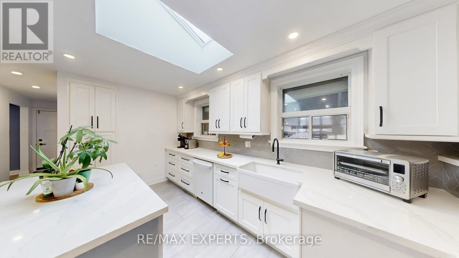 327 Jeffcoat Drive, Toronto, Ontario  M9W 3E4 - Photo 6 - W12799116