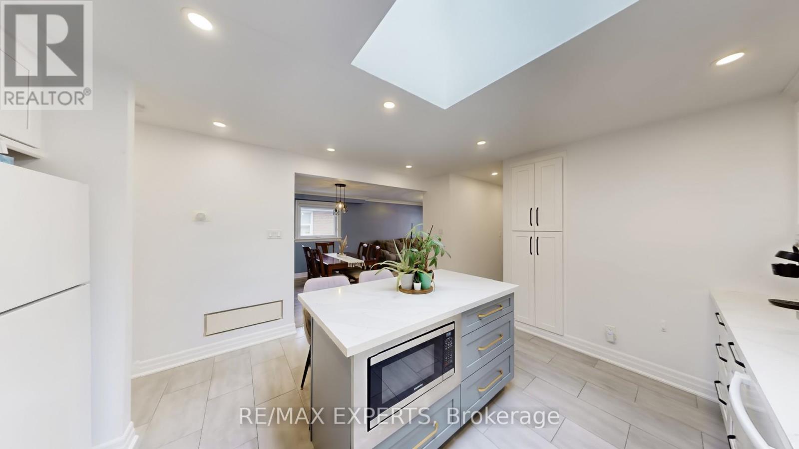 327 Jeffcoat Drive, Toronto, Ontario  M9W 3E4 - Photo 7 - W12799116