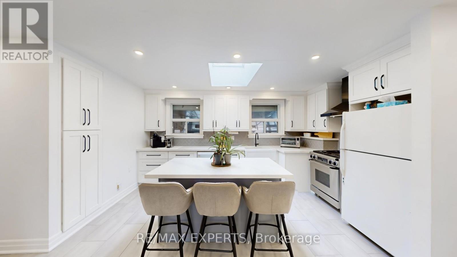 327 Jeffcoat Drive, Toronto, Ontario  M9W 3E4 - Photo 8 - W12799116