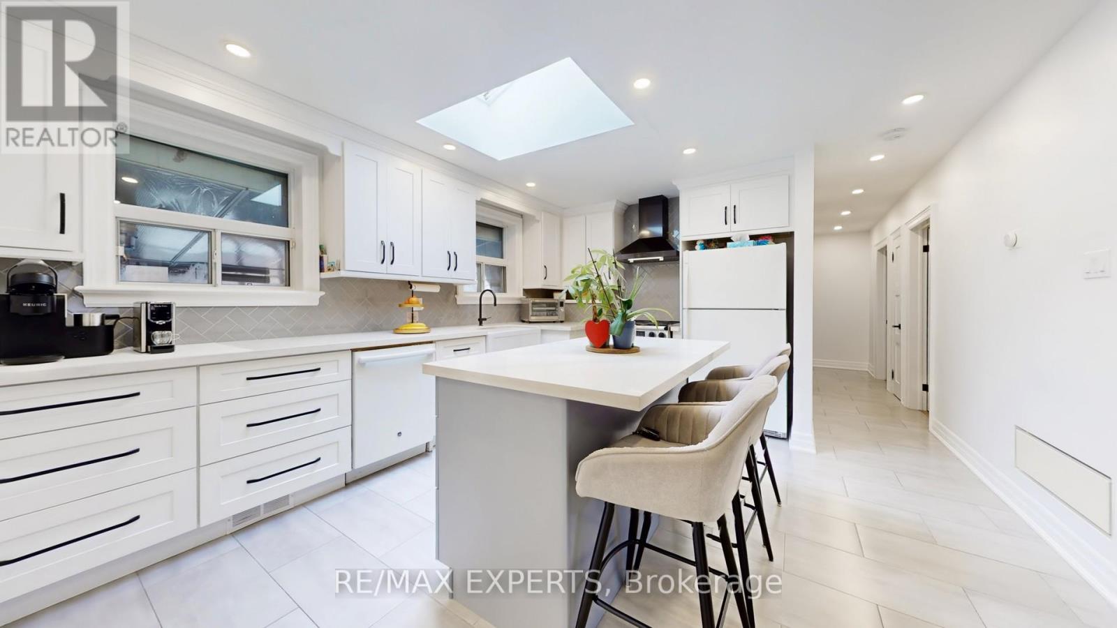 327 Jeffcoat Drive, Toronto, Ontario  M9W 3E4 - Photo 9 - W12799116