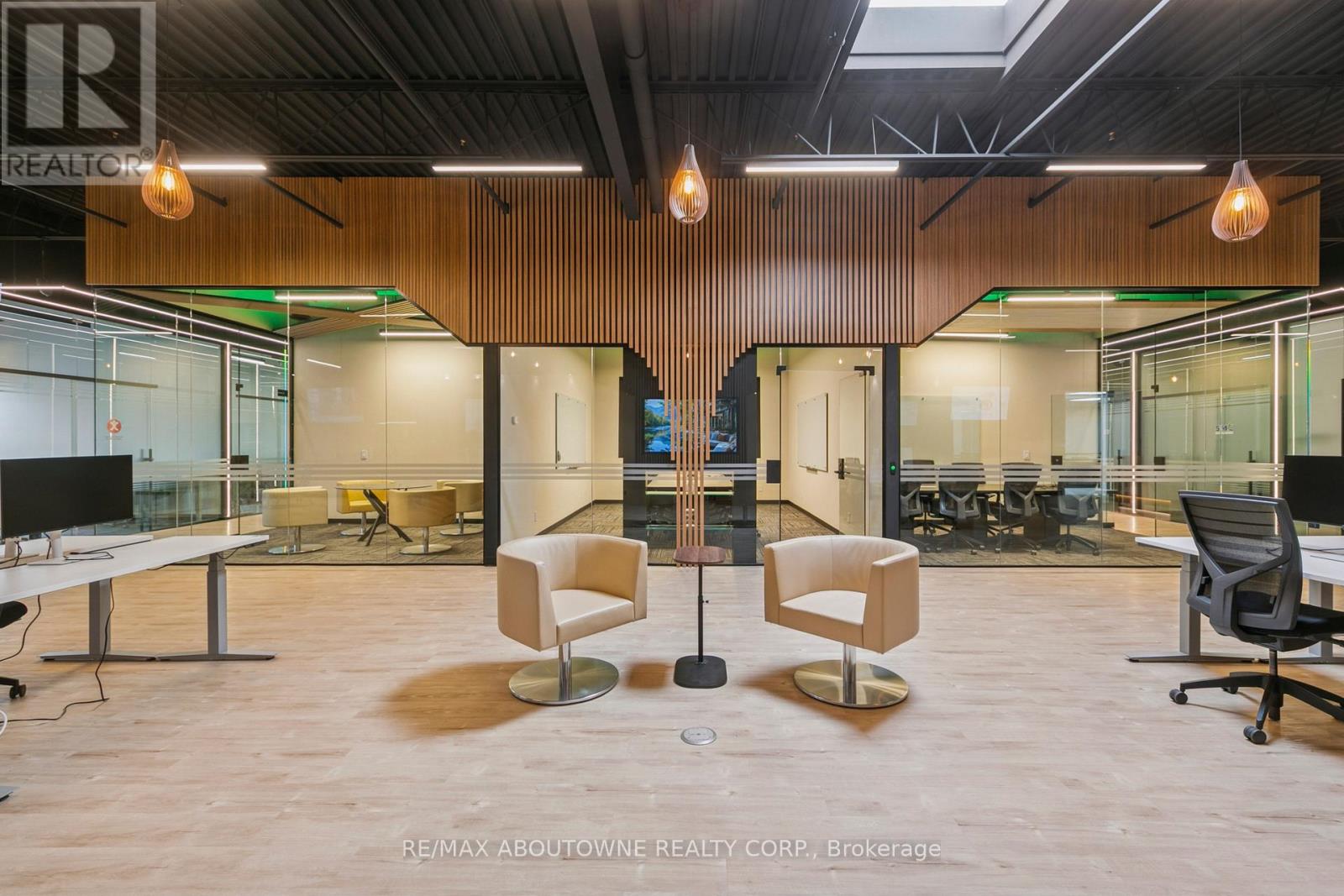 211 - 320 Matheson Boulevard W, Mississauga, Ontario  L5R 0H2 - Photo 3 - W12799136