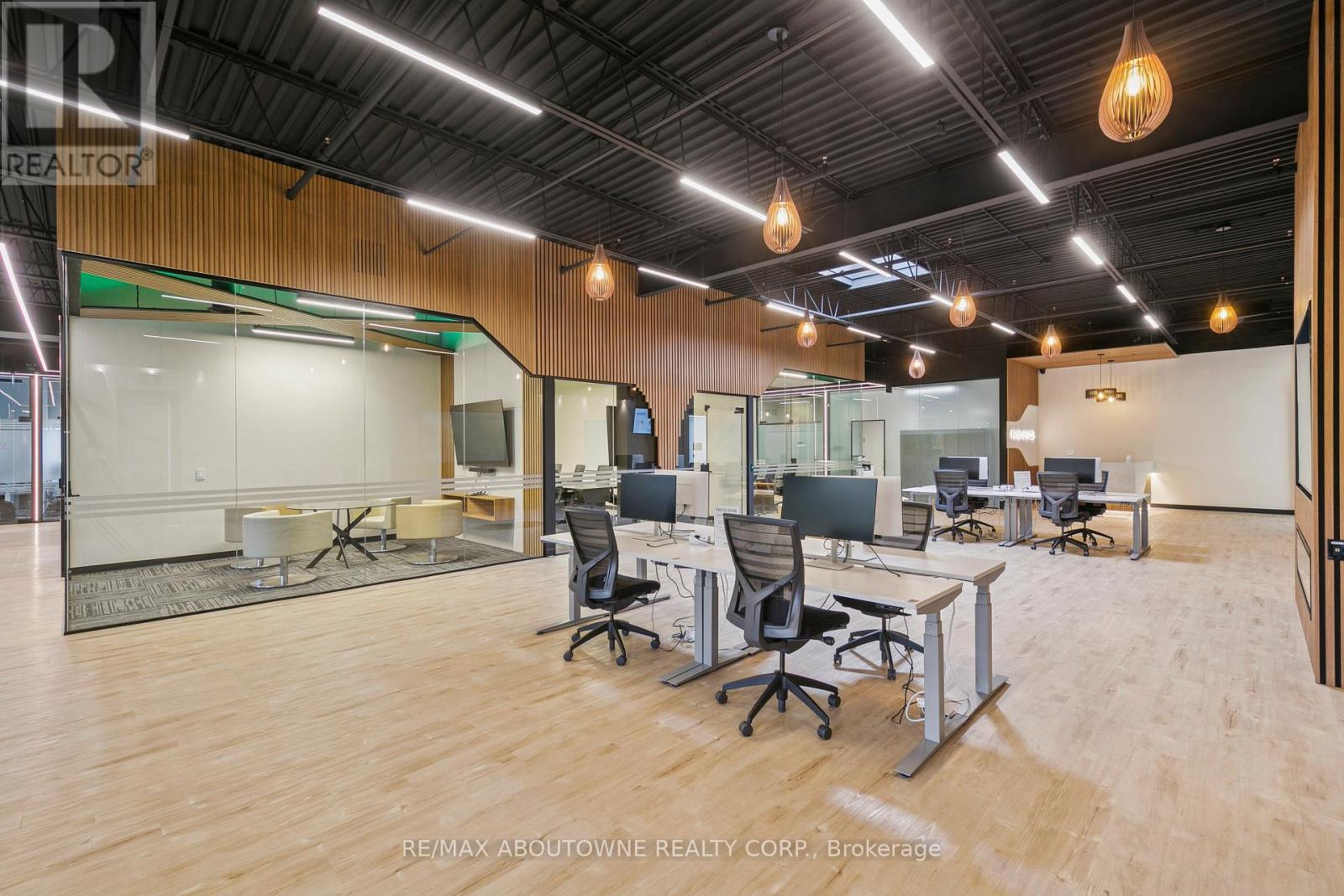 211 - 320 Matheson Boulevard W, Mississauga, Ontario  L5R 0H2 - Photo 4 - W12799136