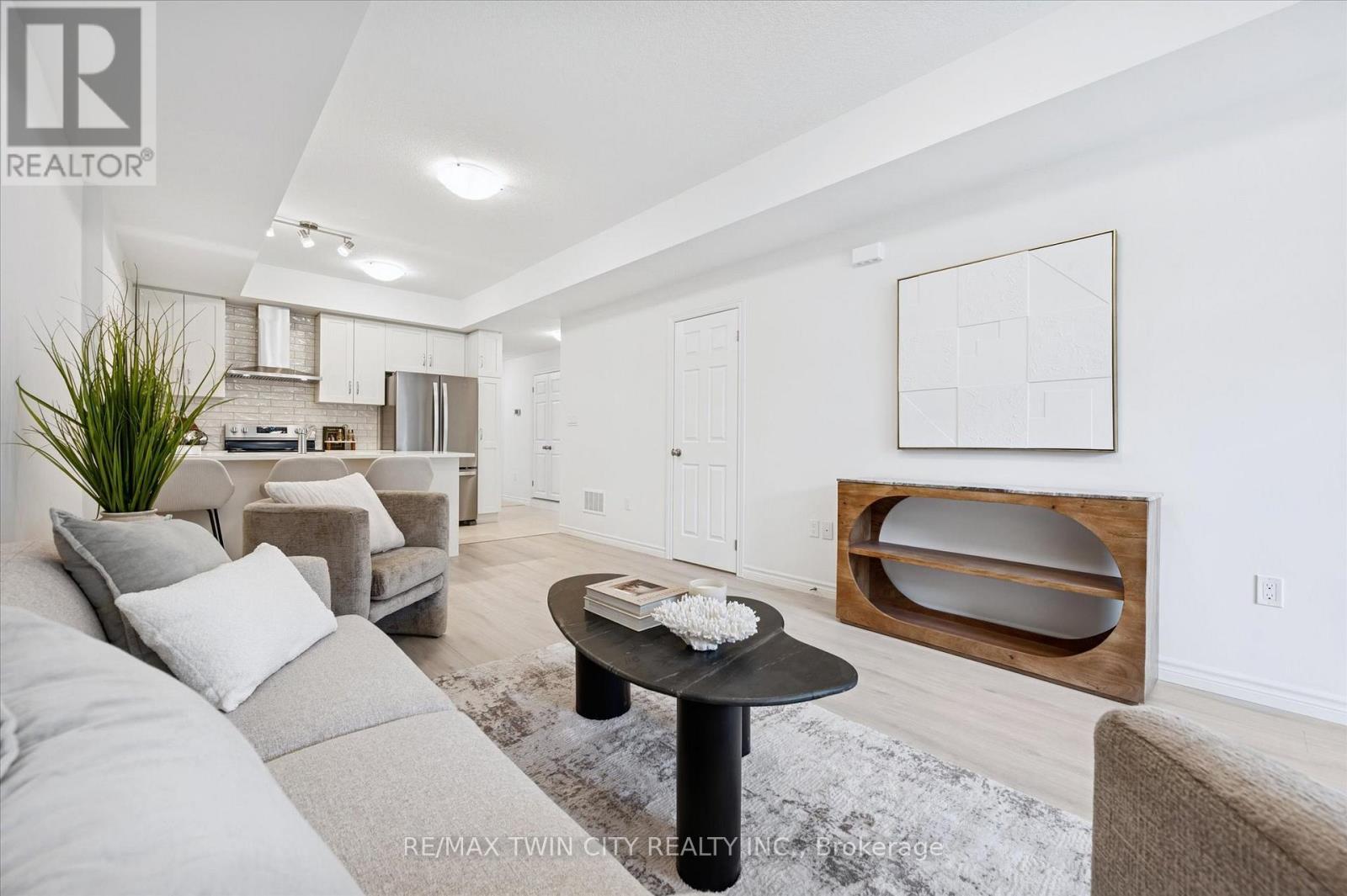 51 Lomond Lane, Kitchener, Ontario  N2R 0T6 - Photo 4 - X12799216