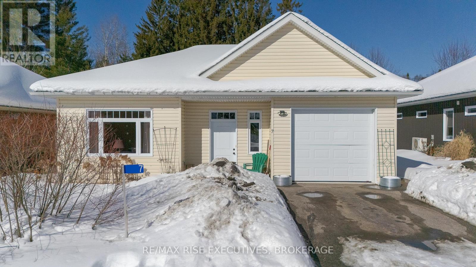 4 - 7 Autumn Lane S, Huntsville, Ontario  P1H 0C7 - Photo 1 - X12799322