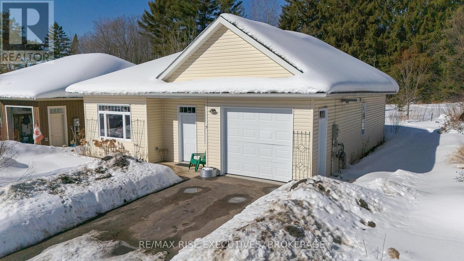 4 - 7 Autumn Lane S, Huntsville, Ontario  P1H 0C7 - Photo 2 - X12799322