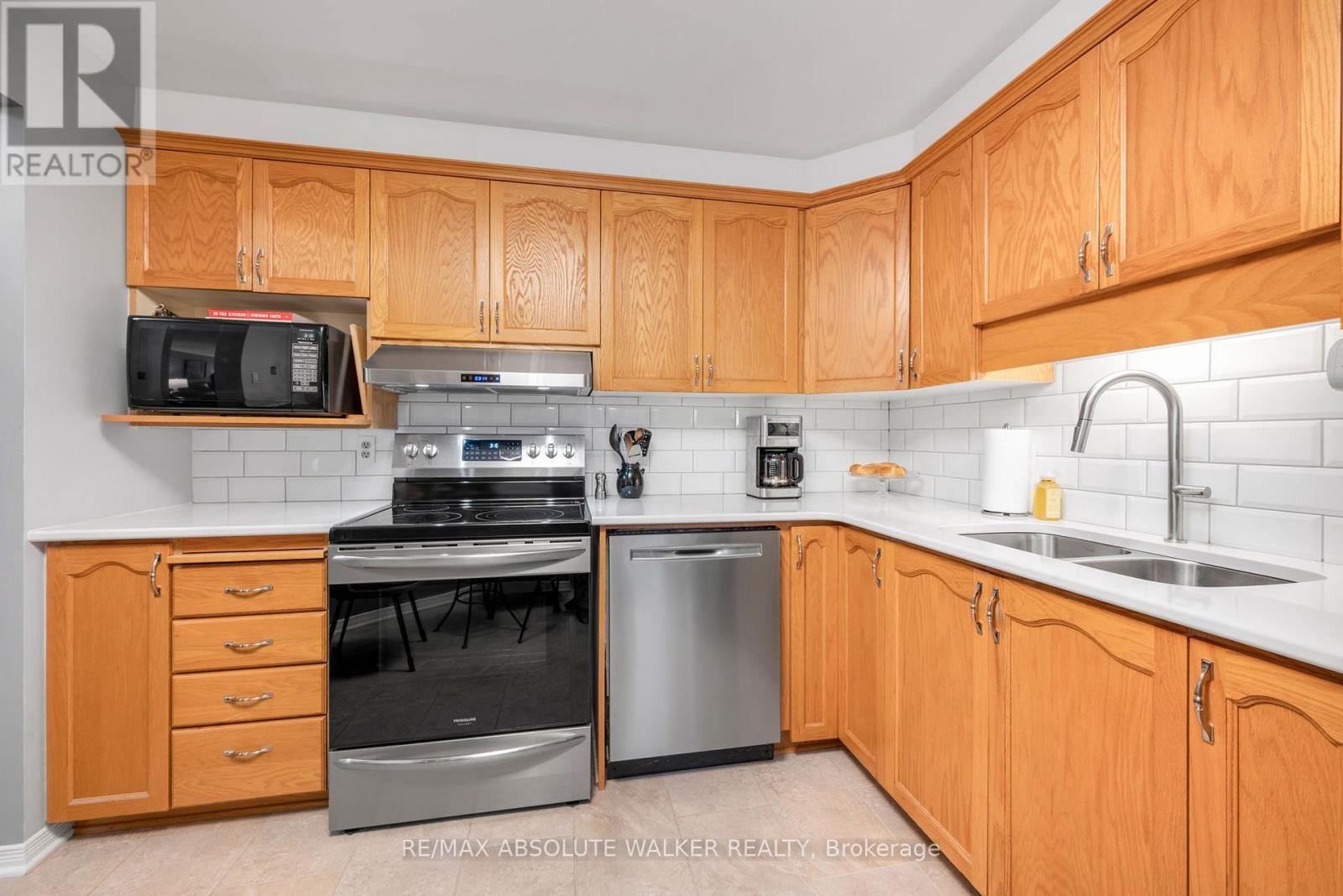 6169 Oak Meadows Drive, Ottawa, Ontario  K1C 7G8 - Photo 12 - X12799236