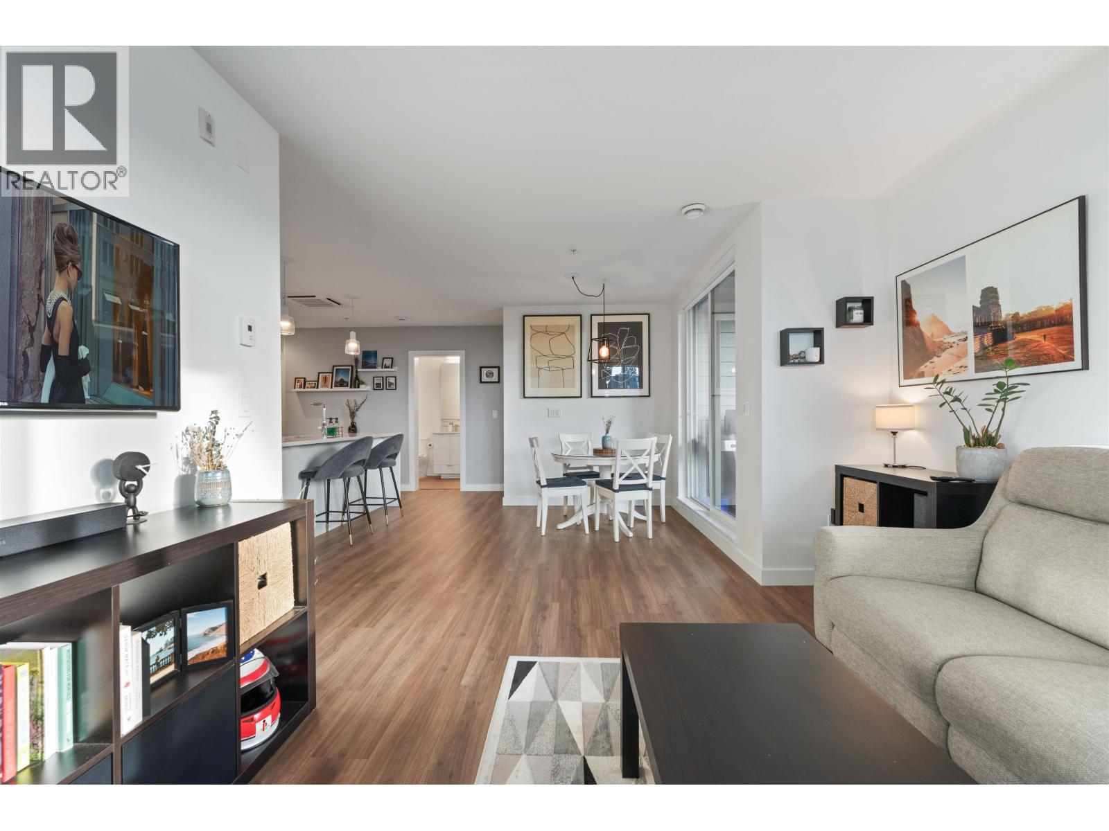 201 108 E 8th Street, North Vancouver, British Columbia  V7L 0H1 - Photo 2 - R3091152