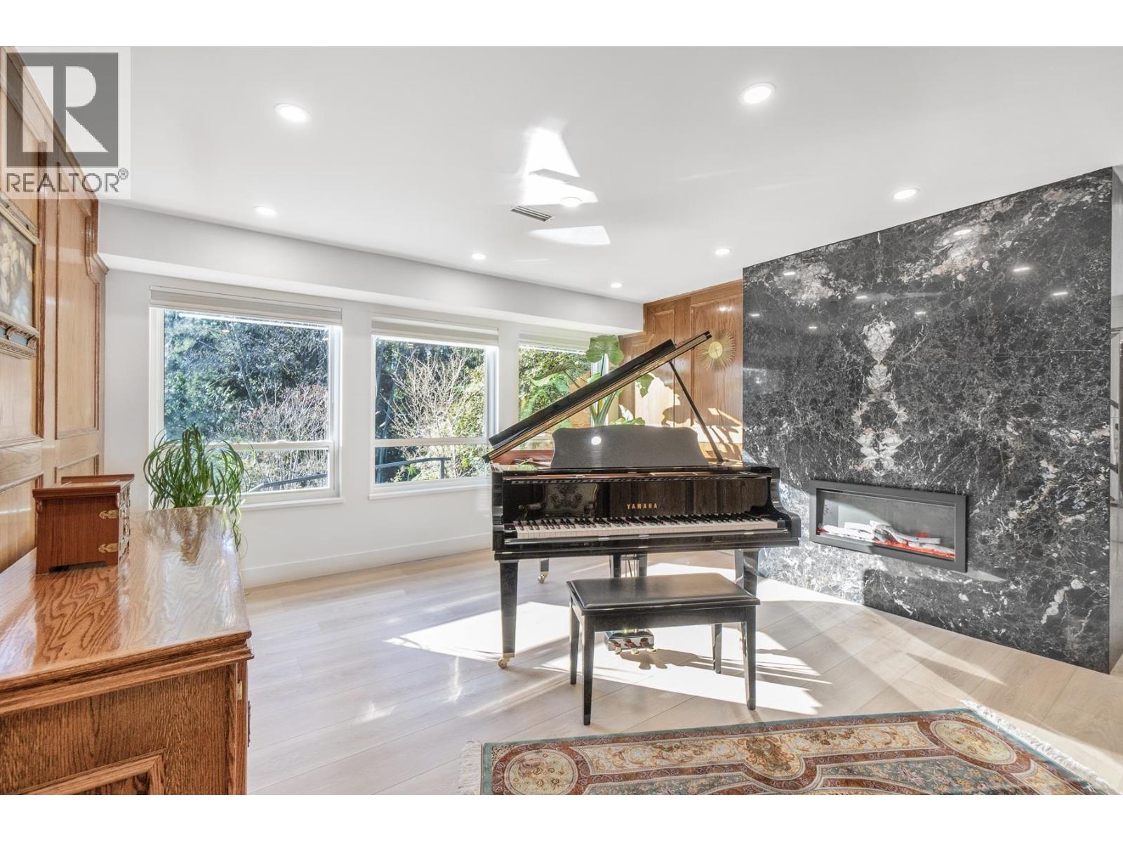 284 Montroyal Boulevard, North Vancouver, British Columbia  V7N 4E5 - Photo 4 - R3091175