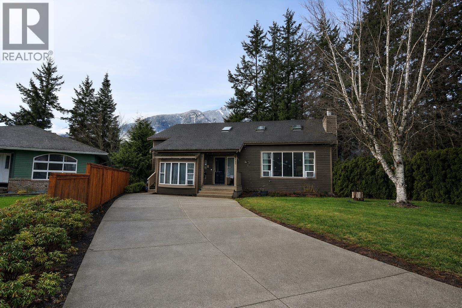 1009 Cypress Place, Squamish, British Columbia  V0N 1H0 - Photo 1 - R3091202