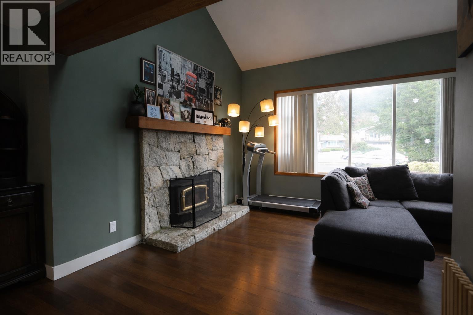 1009 Cypress Place, Squamish, British Columbia  V0N 1H0 - Photo 3 - R3091202