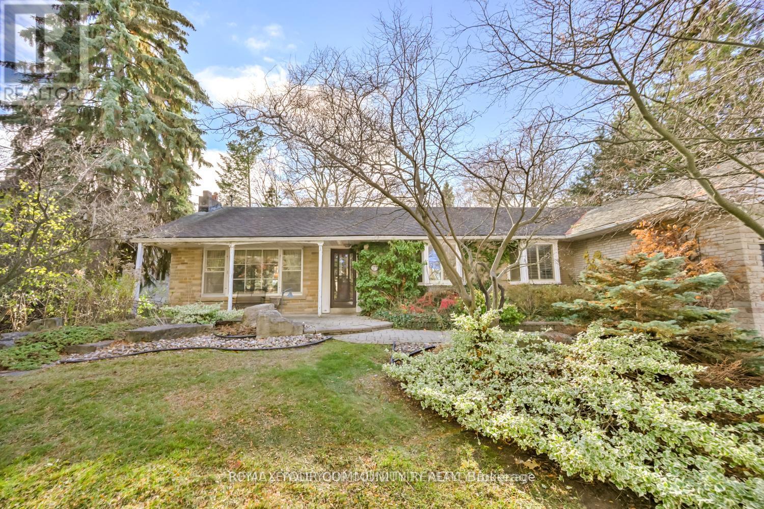 23 Denham Drive, Richmond Hill, Ontario  L4C 6H6 - Photo 4 - N12799224