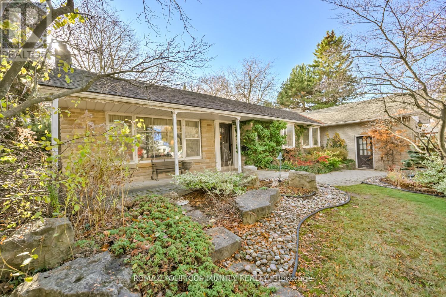 23 Denham Drive, Richmond Hill, Ontario  L4C 6H6 - Photo 8 - N12799224