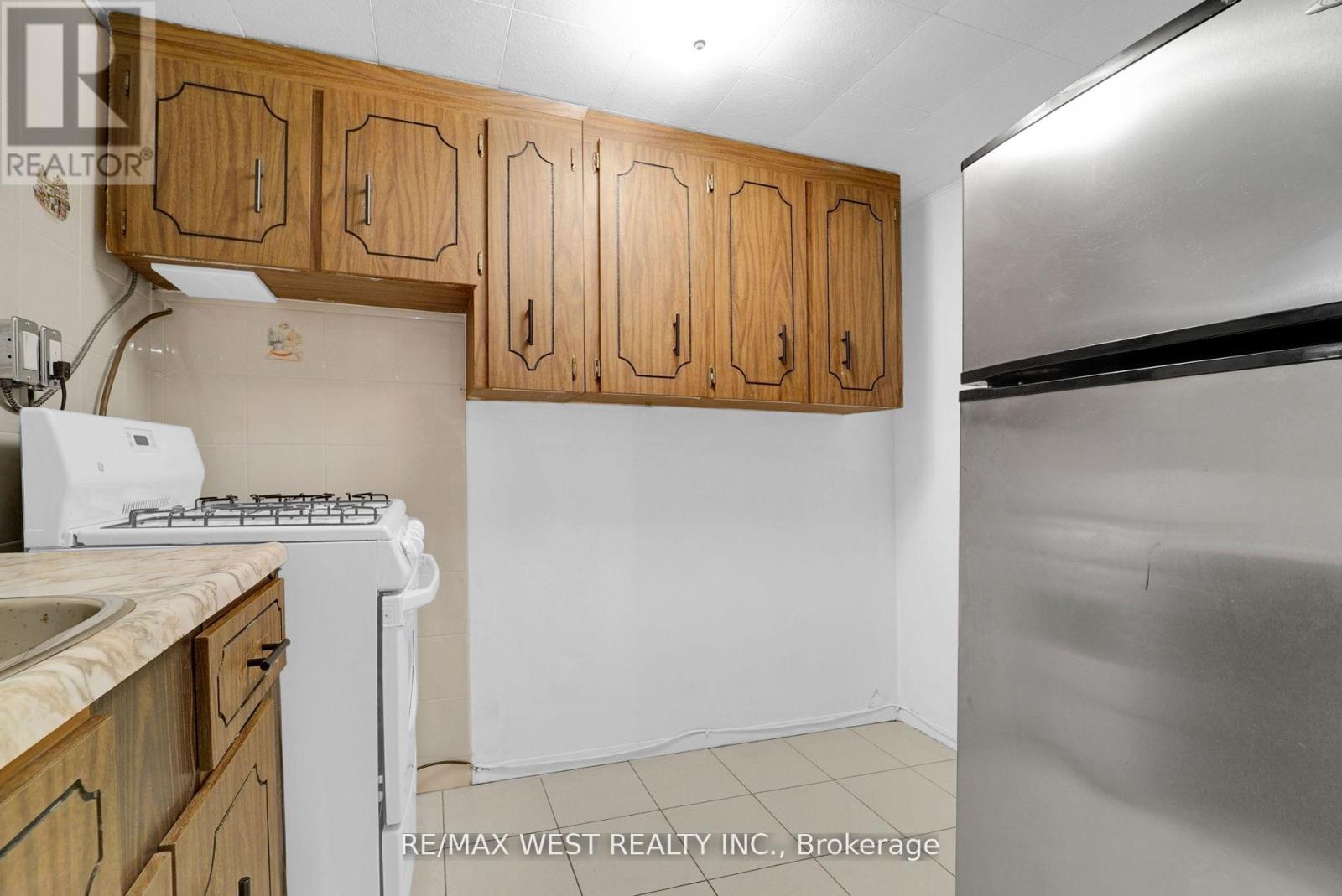 151 Ascot Avenue, Toronto, Ontario  M6E 1G5 - Photo 31 - W12799232