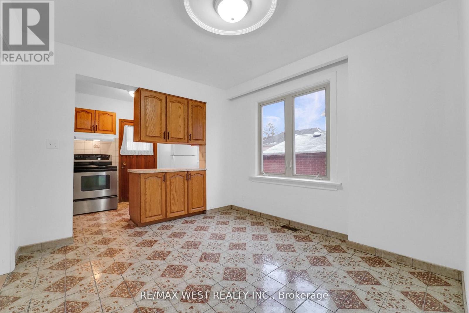 151 Ascot Avenue, Toronto, Ontario  M6E 1G5 - Photo 6 - W12799232