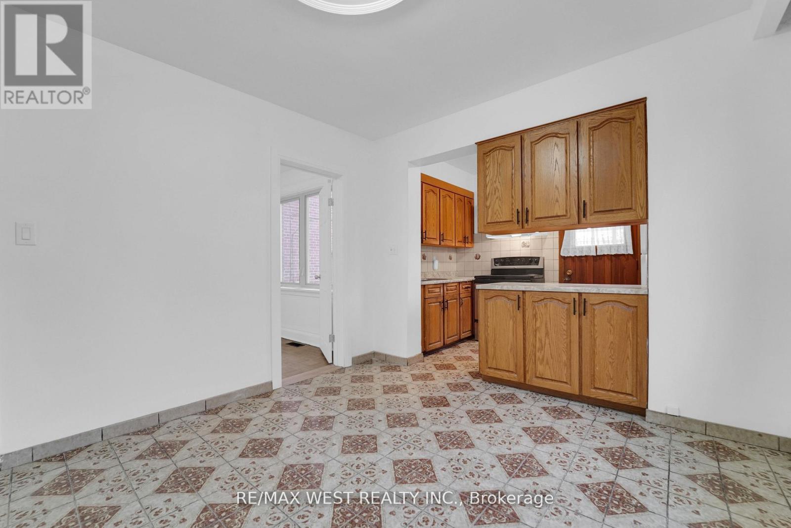 151 Ascot Avenue, Toronto, Ontario  M6E 1G5 - Photo 7 - W12799232