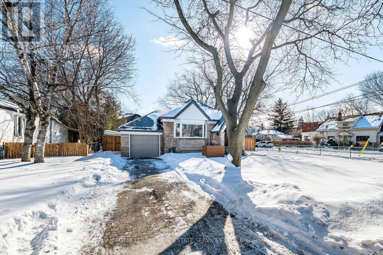 41 Ash Crescent, Toronto (Long Branch), Ontario  M8W 1E4 - Photo 2 - W12799280