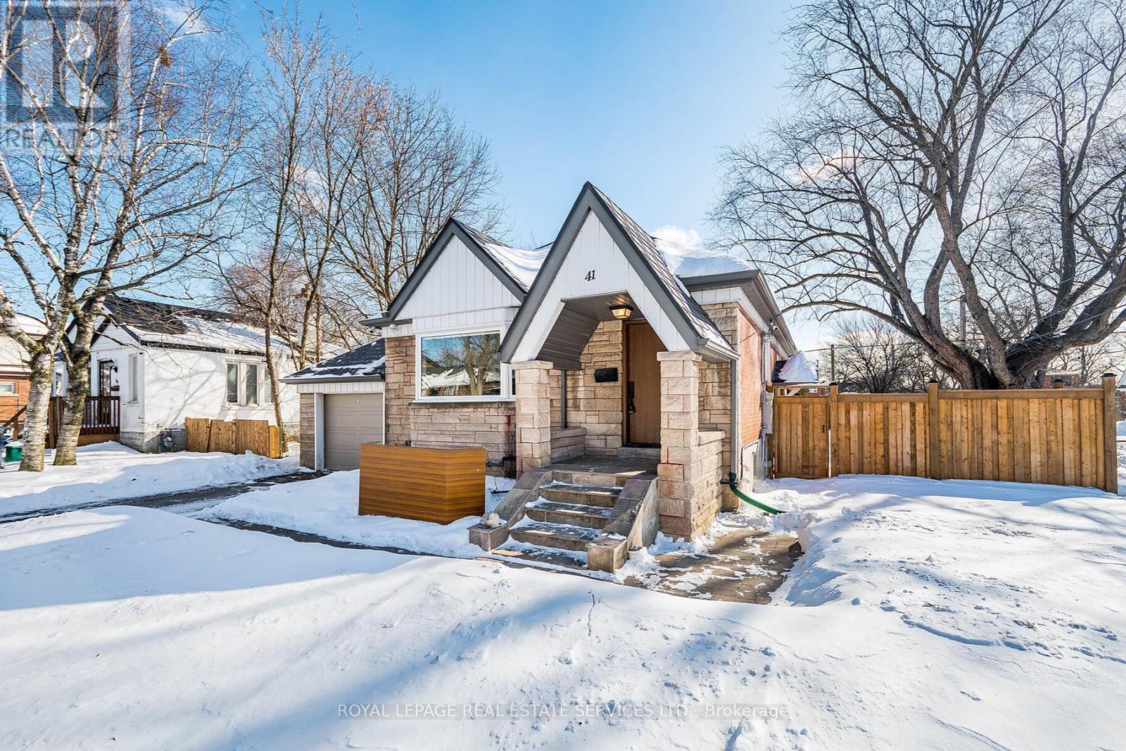 41 Ash Crescent, Toronto, Ontario  M8W 1E4 - Photo 5 - W12799280