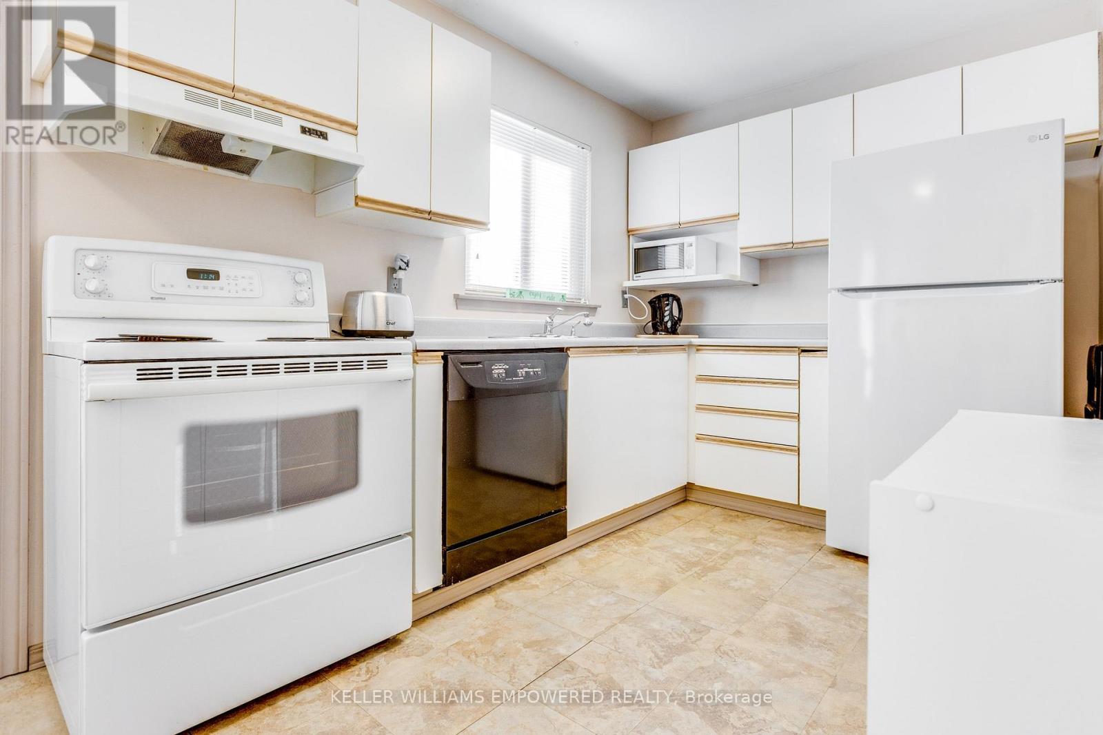 57 Mcmullen Crescent, Brampton, Ontario  L6S 3M2 - Photo 9 - W12799294