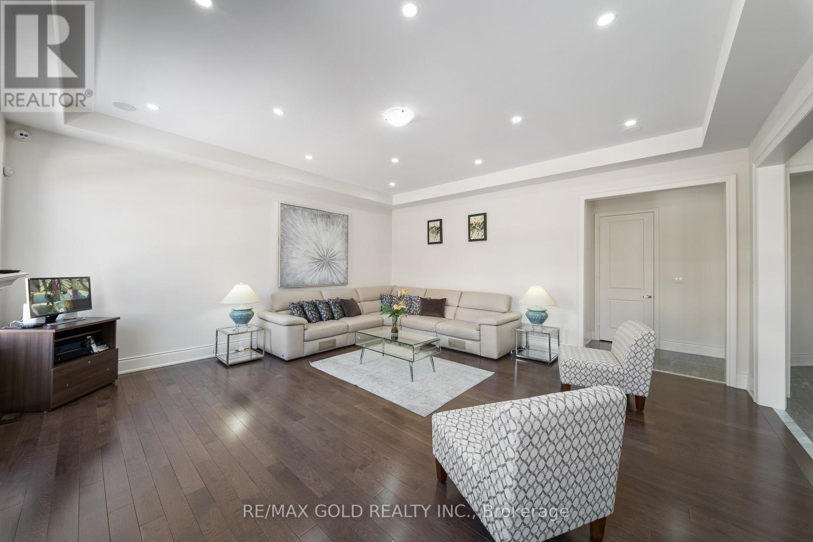 8 Markey Court, Brampton, Ontario  L6P 4L1 - Photo 12 - W12799316